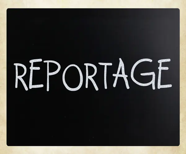 "Reportage "handgeschreven met wit krijt op een Blackboard — Stockfoto