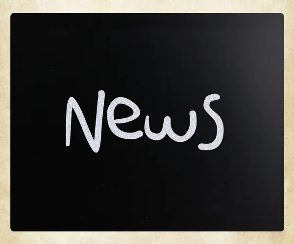 "News "écrit à la main avec de la craie blanche sur un tableau noir — Photo