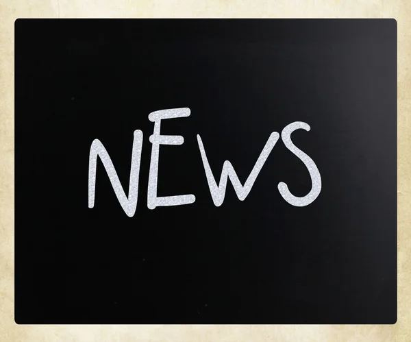 "Nyheter "handskriven med vit krita på en svart tavla — Stockfoto