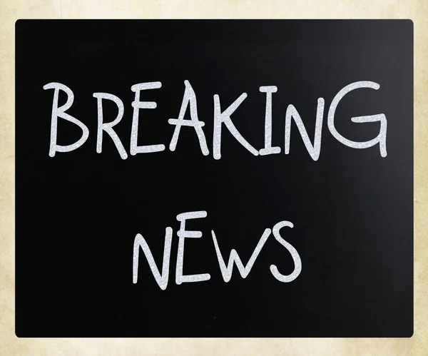 "Breaking news"fehér krétával egy táblára kézzel — Stock Fotó
