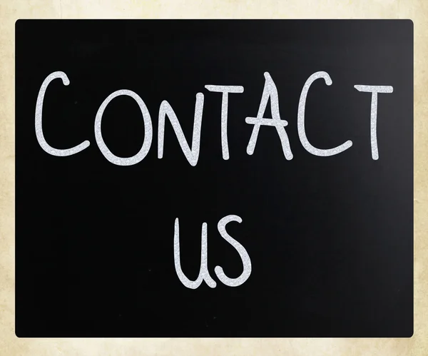 "Contacteer ons "handgeschreven met wit krijt op een Blackboard — Stockfoto