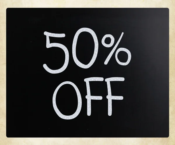 "50% rabatt "handskriven med vit krita på en svart tavla — Stockfoto
