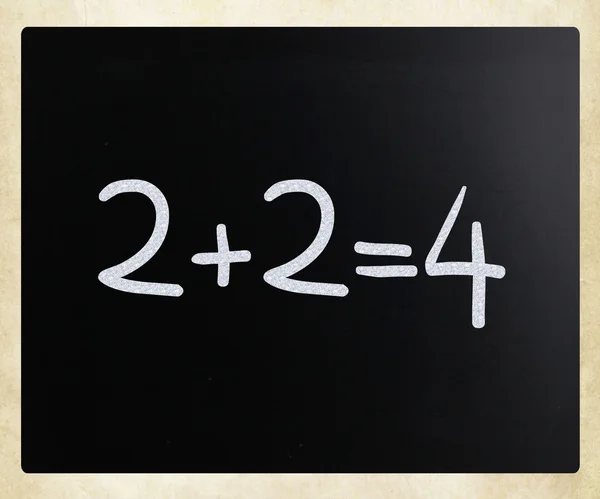 "2 + 2 = 4 "manuscrito com giz branco em um quadro-negro — Fotografia de Stock
