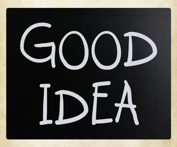 "iyi fikir" bir tahta üzerinde beyaz tebeşir ile el yazısı — Stok fotoğraf