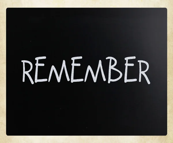 "Kom ihåg "handskriven med vit krita på en svart tavla — Stockfoto