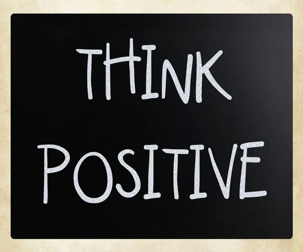 "Olumlu düşünün" bir tahta üzerinde beyaz tebeşir ile el yazısı — Stok fotoğraf