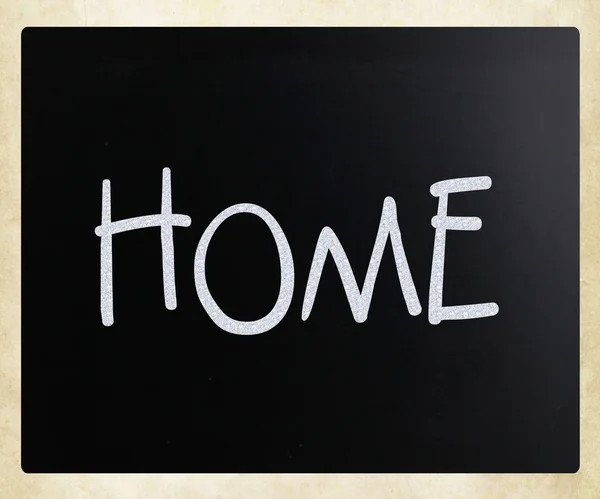 "Ev" bir tahta üzerinde beyaz tebeşir ile el yazısı — Stok fotoğraf