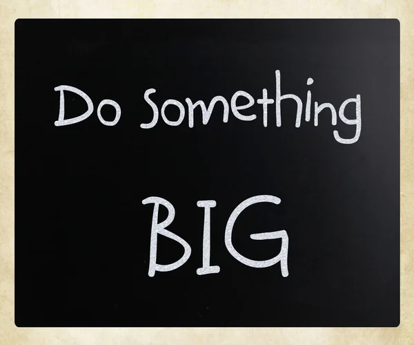 "Dělat něco velikého "vlastnoručně psaný bílou křídou na tabuli — Stock fotografie
