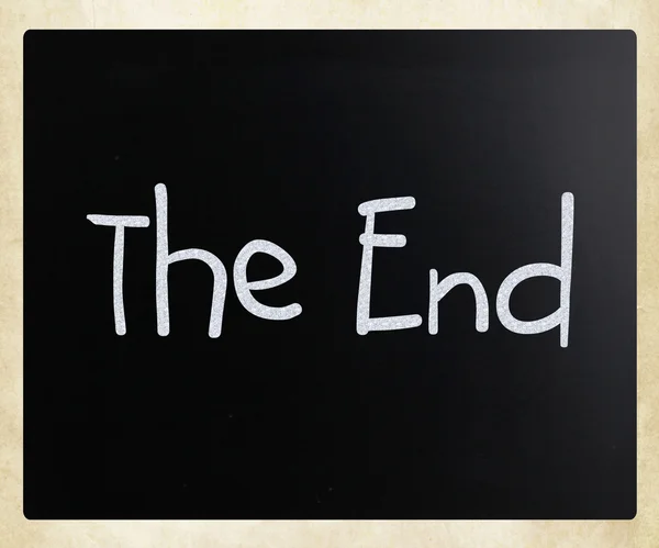 "The End" handwritten with white chalk on a blackboard — Stock Photo, Image
