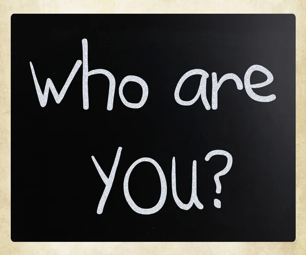 "Ποιος είσαι "χειρόγραφη με άσπρη κιμωλία σε έναν μαυροπίνακα — Φωτογραφία Αρχείου