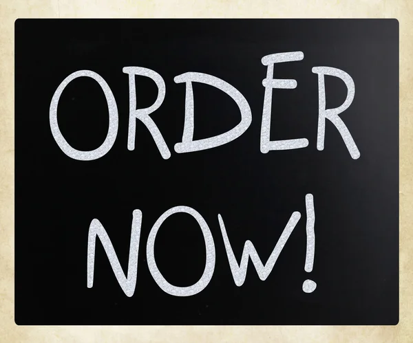 "Beställ nu "handskriven med vit krita på en svart tavla — Stockfoto