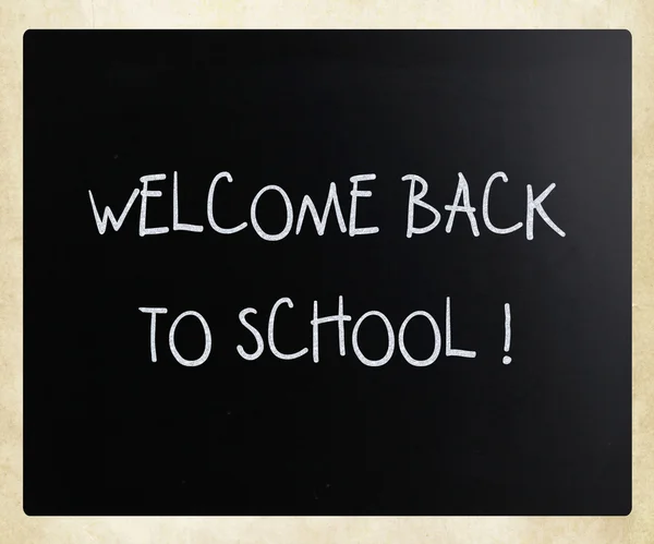 "Bienvenue à nouveau à l'école "écrit à la main avec de la craie blanche sur un noir — Photo