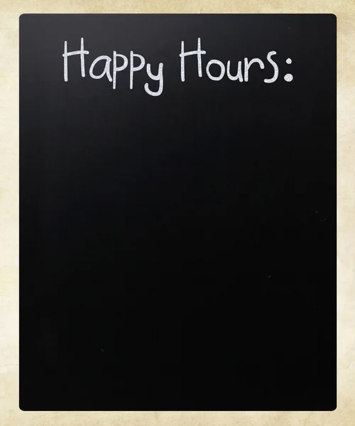 "Happy Hours "handskriven med vit krita på en svart tavla — Stockfoto