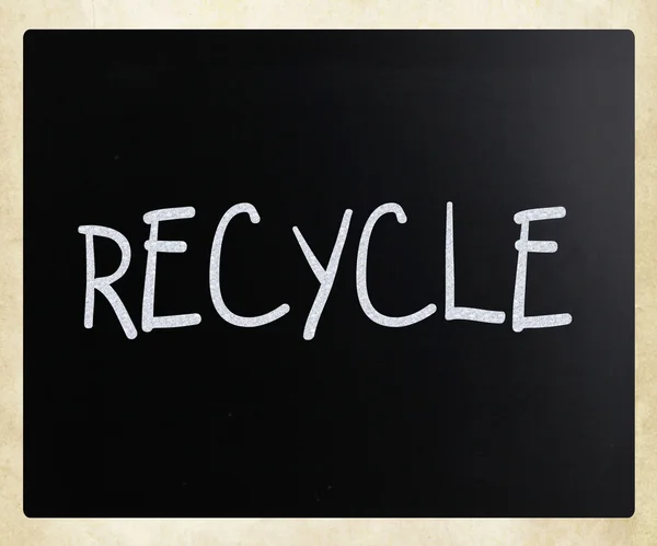 "Recycle "handgeschreven met wit krijt op een schoolbord — Stockfoto