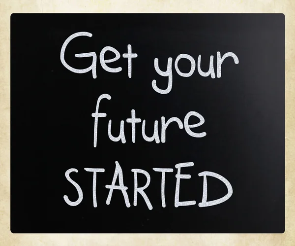 "เริ่มต้นอนาคตของคุณ" เขียนด้วยลายมือด้วยสีขาวบนสีดํา — ภาพถ่ายสต็อก