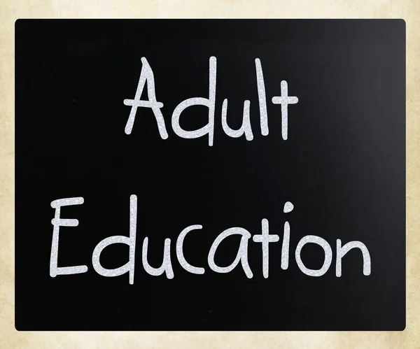 "Образование взрослых "почерк с белым мелом на доске — стоковое фото