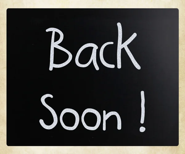 "¡Regresa pronto! " escrito a mano con tiza blanca en una pizarra — Foto de Stock