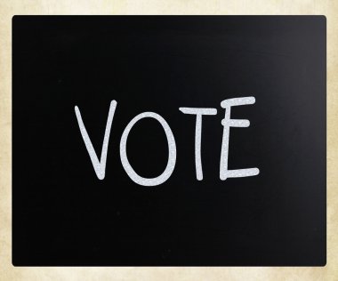 Kelime 'bir kara tahta üzerinde beyaz tebeşir ile el yazısı oy'