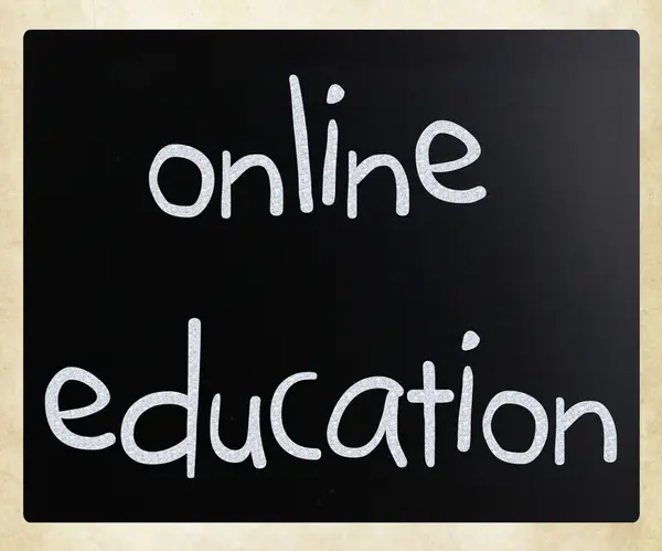 "Online oktatás"fehér krétával egy táblára kézzel — Stock Fotó