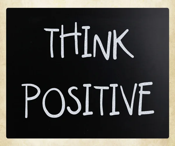 "Denk positief "handgeschreven met wit krijt op een Blackboard — Stockfoto