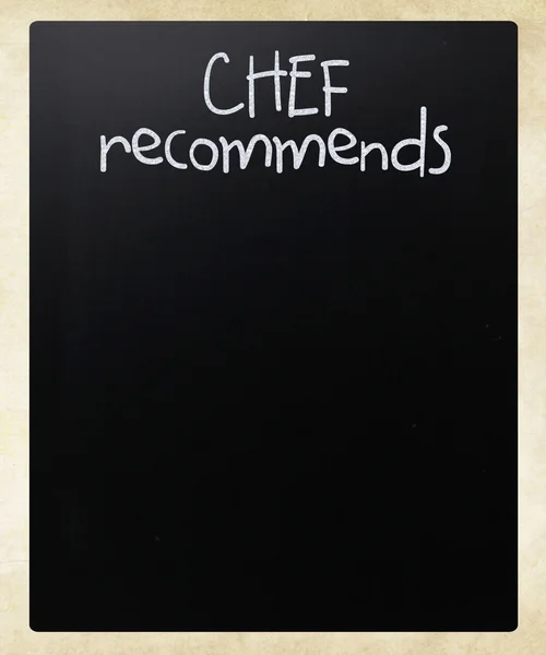 "Chef recomienda "escrito a mano con tiza blanca en una pizarra —  Fotos de Stock