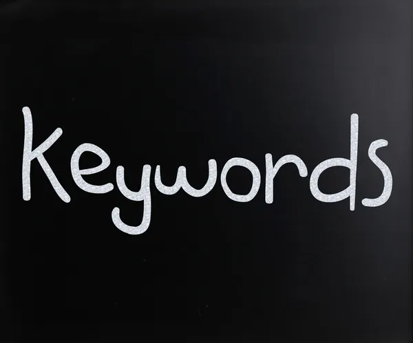 A palavra "Palavras-chave" escrito à mão com giz branco em um quadro negro — Fotografia de Stock