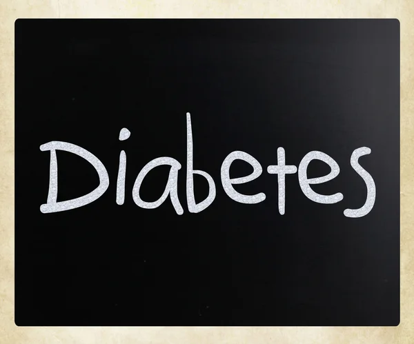 Слово "диабет" написано от руки белым мелом на доске — стоковое фото