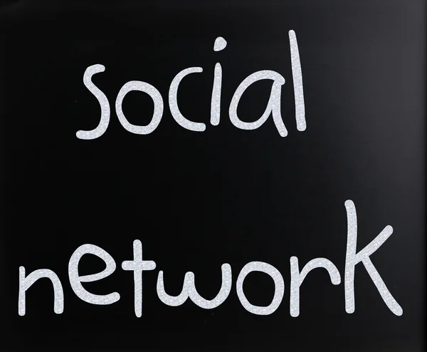 这个词用白色粉笔上双语法例咨询委员会的手写的 《 社交网络 》 — 图库照片