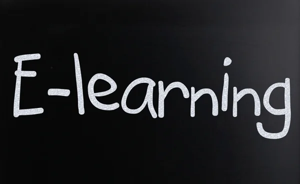 The word "E-learning" handwritten with white chalk on a blackboa — Stock Photo, Image