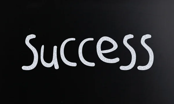 Kelime "başarılı" bir kara tahta üzerinde beyaz tebeşir ile el yazısı — Stok fotoğraf