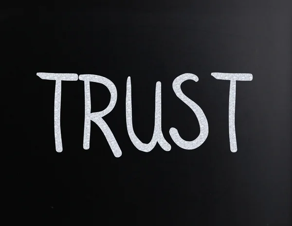 단어 "신뢰"를 칠판에 흰색 분필로 필기 — 스톡 사진