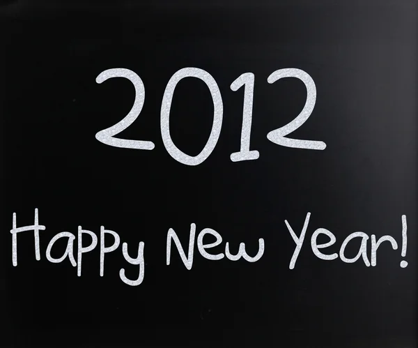 "Feliz Año Nuevo "escrito a mano con tiza blanca en una pizarra — Foto de Stock