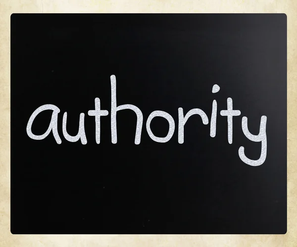 "Autorità "scritto a mano con gesso bianco su lavagna — Foto Stock