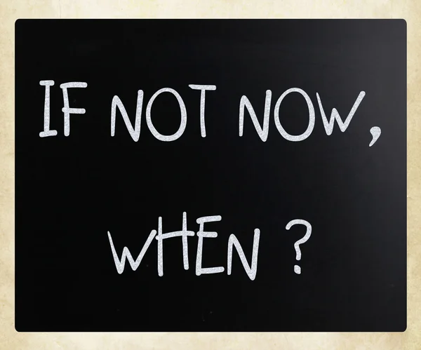 "Se non ora, quando? " scritto a mano con gesso bianco su lavagna — Foto Stock
