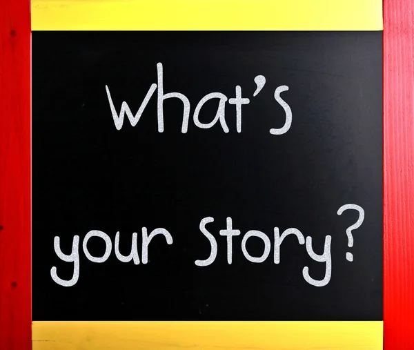 "Jaka jest Twoja historia "odręczne z białą kredą na blackboar — Zdjęcie stockowe