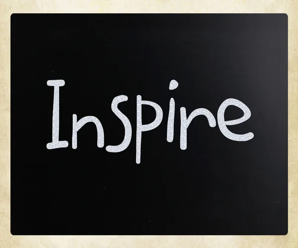 "Inspirować "ręcznie z białą kredą na tablicy — Zdjęcie stockowe