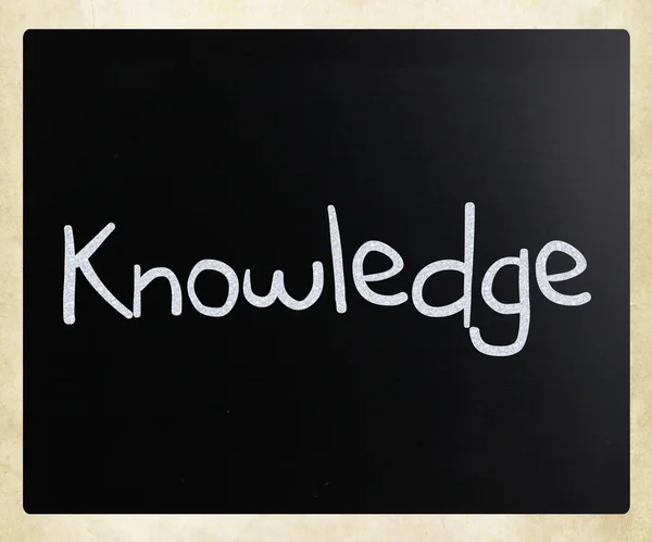 "Kennis "handgeschreven met wit krijt op een Blackboard — Stockfoto
