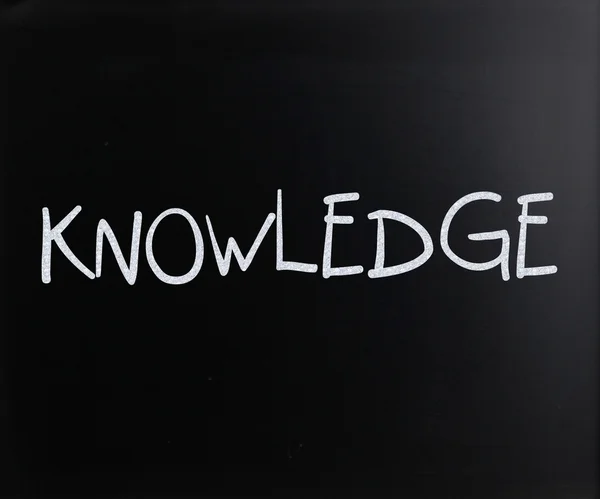 "Knowledge" handwritten with white chalk on a blackboard — Stock Photo, Image