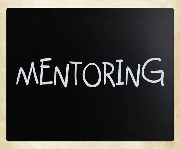"Mentoring "handgeschrieben mit weißer Kreide auf einer Tafel — Stockfoto