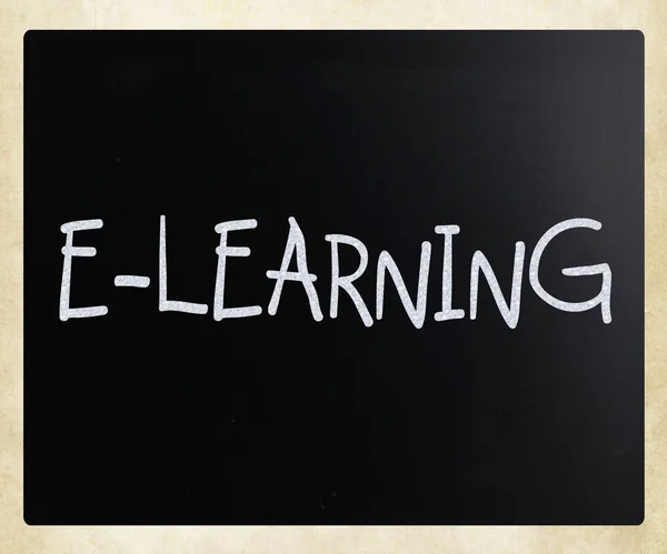 "E-Learning "handskriven med vit krita på en svart tavla — Stockfoto