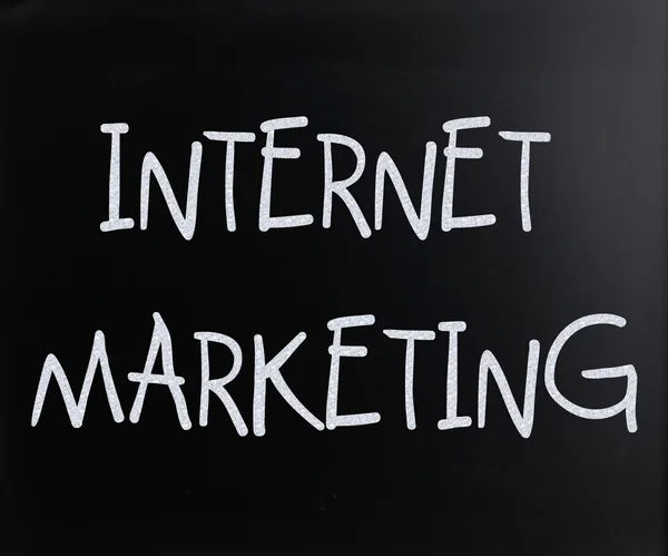 "Internet Marketing "handskriven med vit krita på en blackboar — Stockfoto