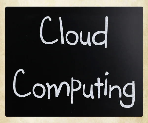 "Cloud computing "écrit à la main à la craie blanche sur un tableau noir — Photo