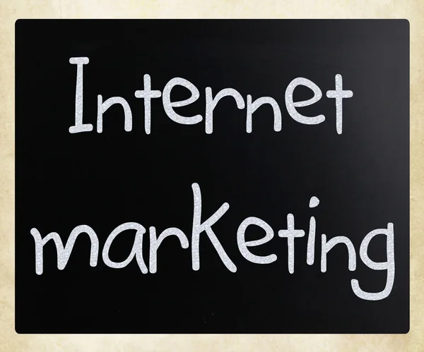 "Marketing na Internet "manuscrito com giz branco em um blackboar — Fotografia de Stock