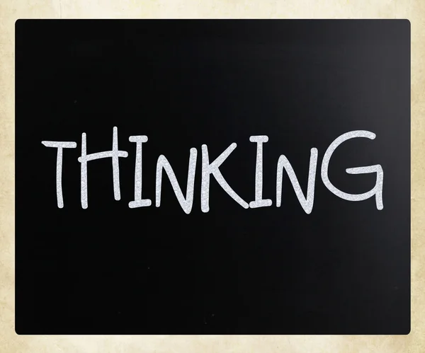 "Düşünme" bir tahta üzerinde beyaz tebeşir ile el yazısı — Stok fotoğraf