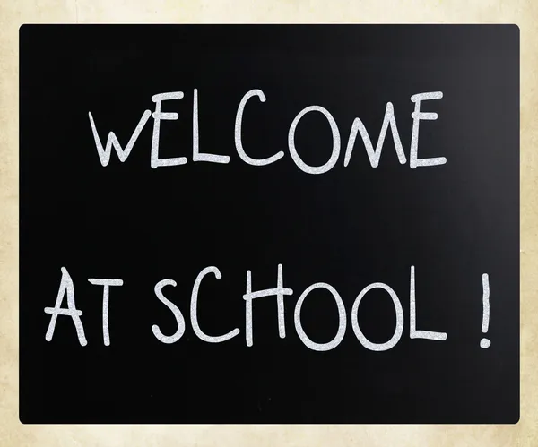 "Bem-vindo à escola "manuscrito com giz branco em um quadro-negro — Fotografia de Stock