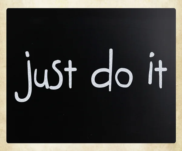 "Just do it "handgeschrieben mit weißer Kreide auf einer Tafel — Stockfoto