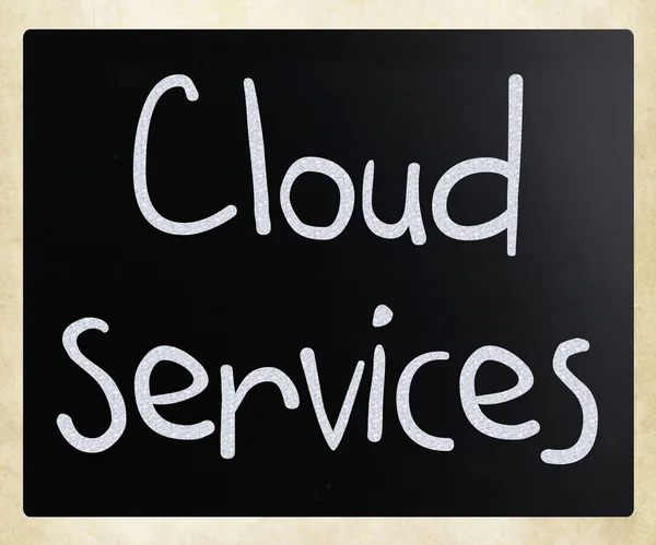 "Cloud services "escrito a mano con tiza blanca en una pizarra — Foto de Stock