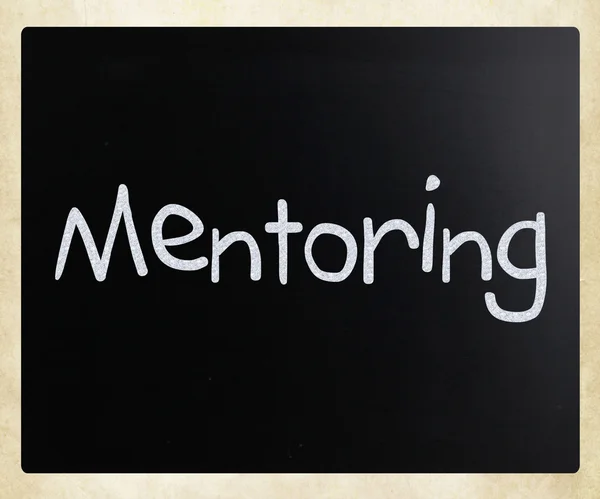 Ordet "mentorskap" handskrivna med vit krita på en blackboar — Stockfoto