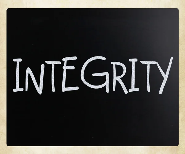 "Integriteit"handgeschreven met wit krijt op een bord — Stockfoto