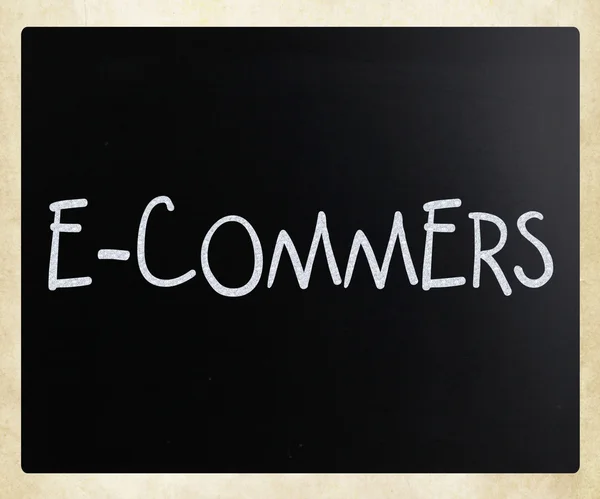 The word "E-commers" handwritten with white chalk on a blackboar — Stock Photo, Image
